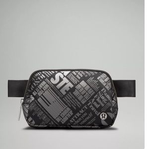 LULULEMON Everywhere Belt Bag 1L Manifesto Print Black Silver NWT
